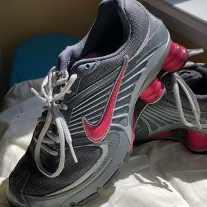 Nike shocks/ shock pink grey